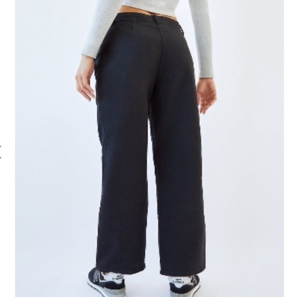 Aritzia Wilfred Free Jeans Modern Utility Pants in Black - Picture 3 of 8